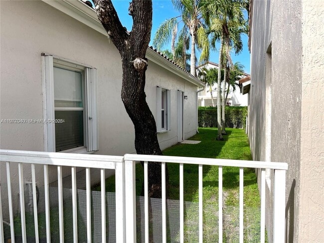 Building Photo - 15627 SW 16th Ct