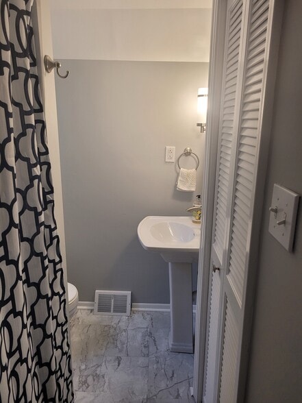 Bathroom - 49 Sterling St