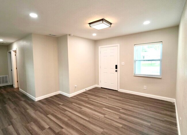 Building Photo - 885 Ruby Ave