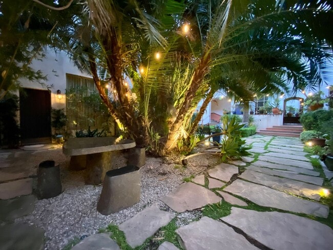 Building Photo - 1414 N Harper Ave