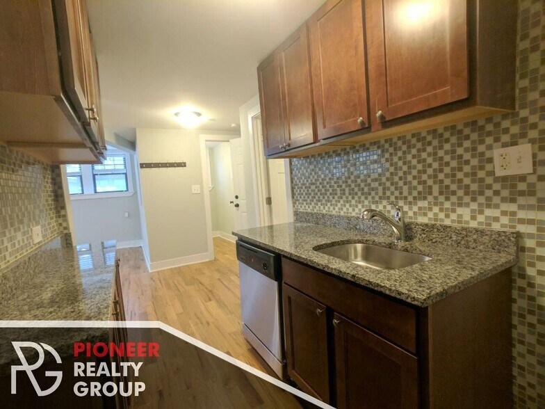 Building Photo - 4407 N Wolcott Ave