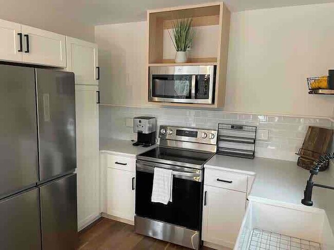 Building Photo - 220 ME-133