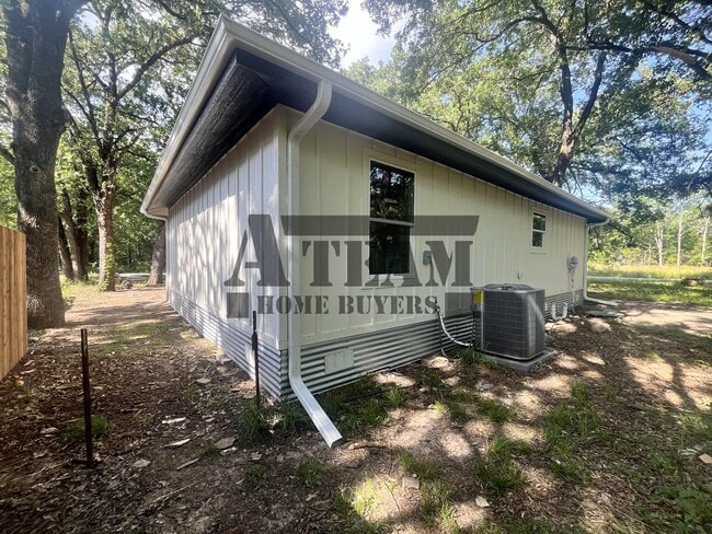 Building Photo - Fully Remodeled 2 Bedroom 1 Bathroom