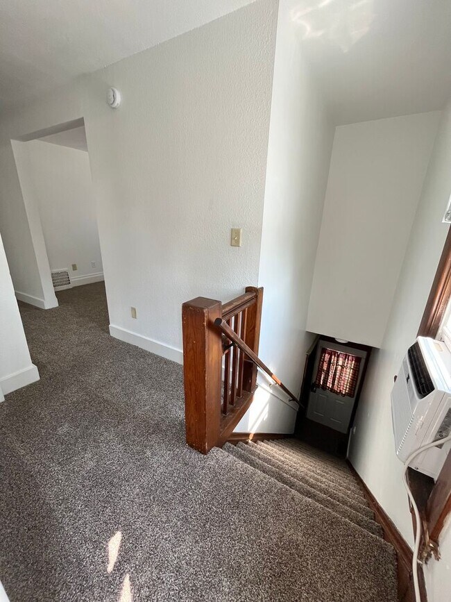 Building Photo - Newly Updated 2nd Floor 2 Bed/1 Bath Duplex Apartment