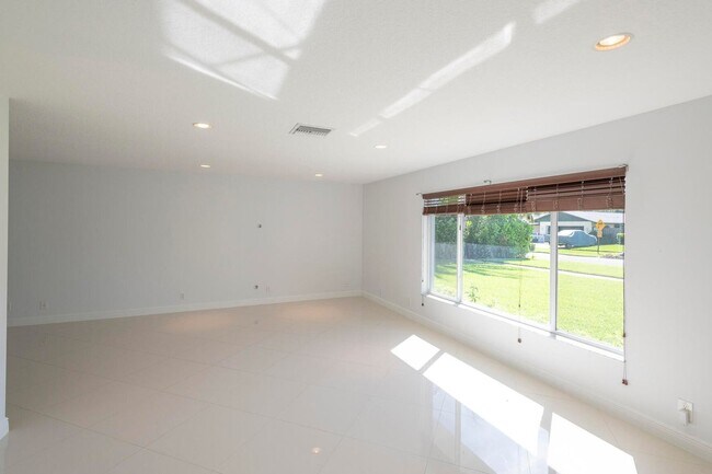 Building Photo - 2289 Windsor Rd