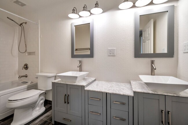 Building Photo - Amazing Tri-level close to ASU with Pool