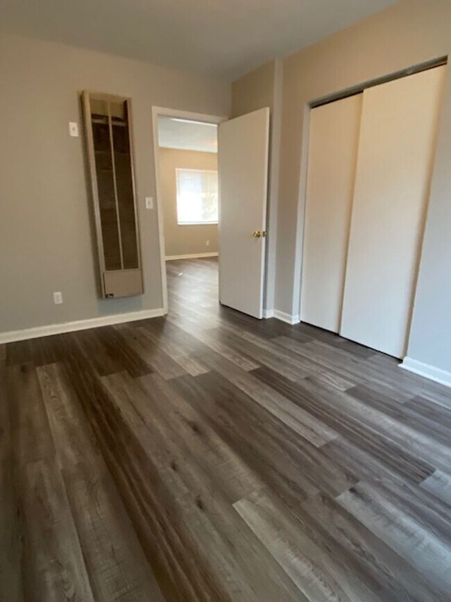 Building Photo - Charming 1 Bed Apartment with Laundry Hook...