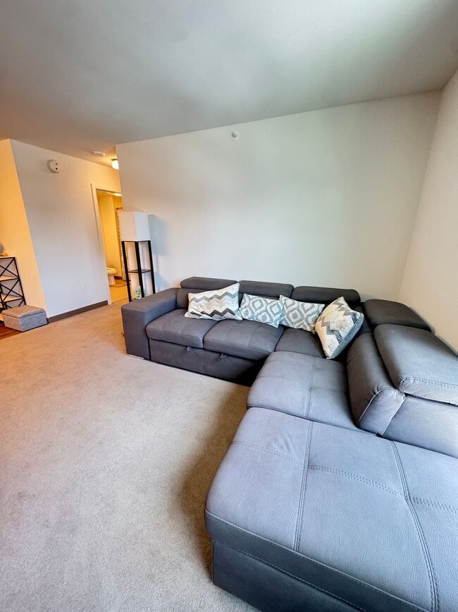 Building Photo - Partially Furnished 1 bed, 1 bath with 1 reserved covered parking @ Ke Kilohana