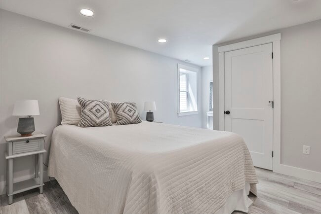 Building Photo - 7 Christopher St