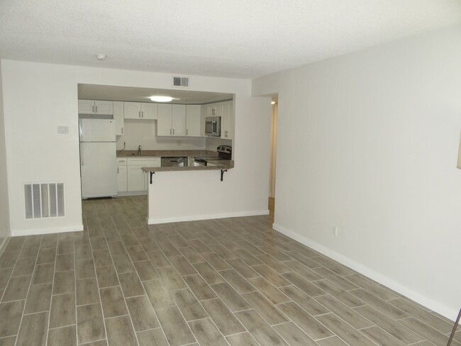 Building Photo - 1 bed / 1 bath condo with a bonus den - Co...