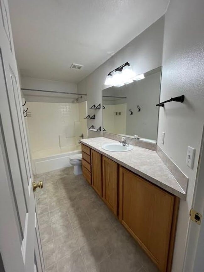 Building Photo - $500 Off first full month!!  3 Bedroom 2.5...