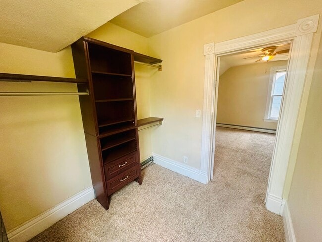 Building Photo - Charming 3 Bedroom Single Family Home Avai...