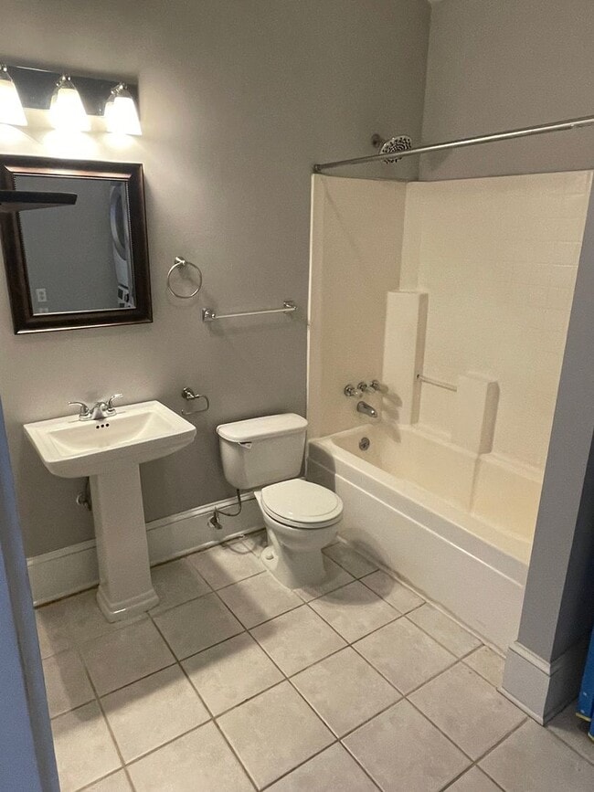 Building Photo - 1BD/1BA Shotgun with Laundry in Unit and Private Courtyard