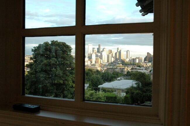 Building Photo - 606 Lee St