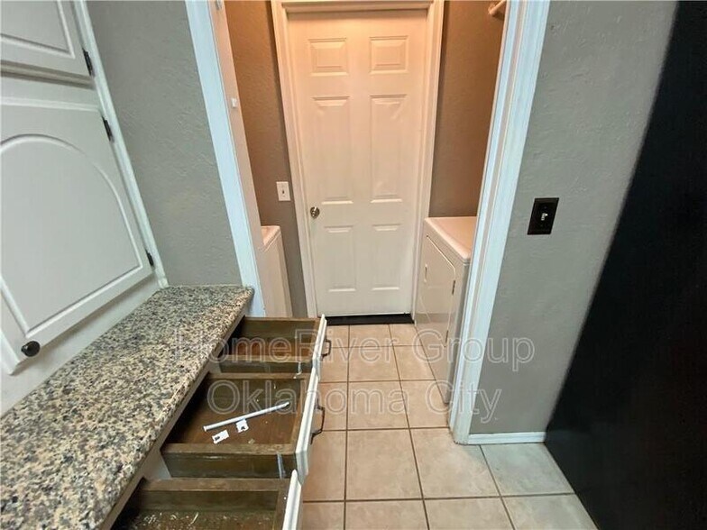 Building Photo - 1029 Cambridge Dr