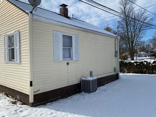 Building Photo - 706 W 23rd St