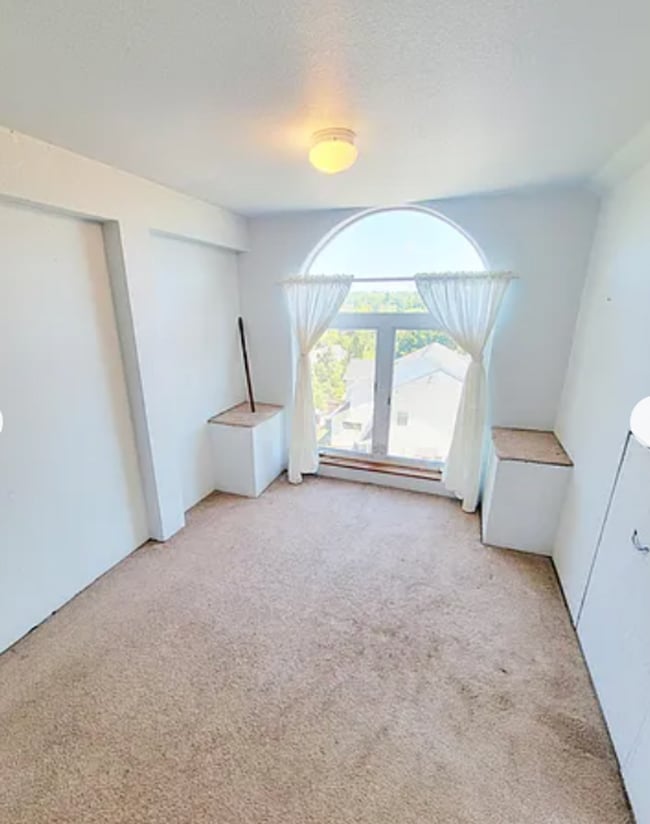 Building Photo - Spacious upper 3-bedroom unit with 2 full ...