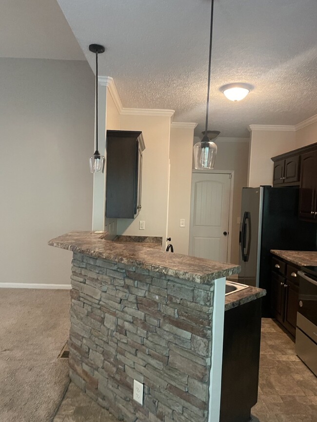 Building Photo - 634 Hidden Valley Dr