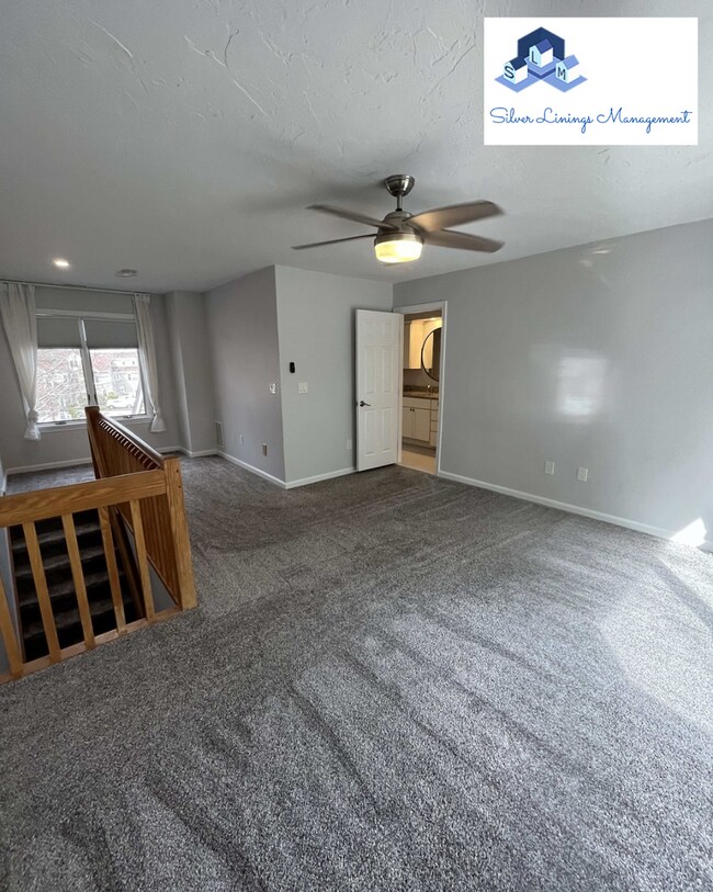 Building Photo - Massive lake front condo with tons of amen...