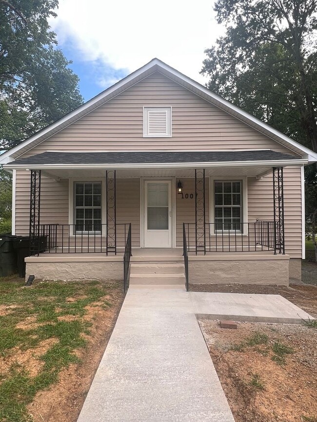 Building Photo - Freshly updated two bedroom, 1 bath house ...