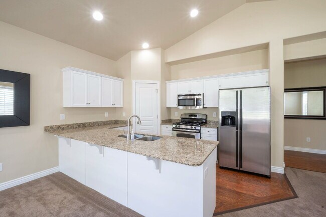 Building Photo - Resort-Style Living near Traverse Mountain