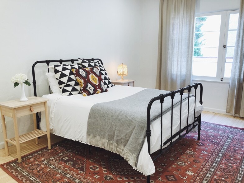 Building Photo - 922 N La Jolla Ave