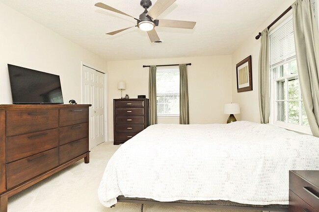 Building Photo - Beautiful Greenbrier Heights Home With Fen...