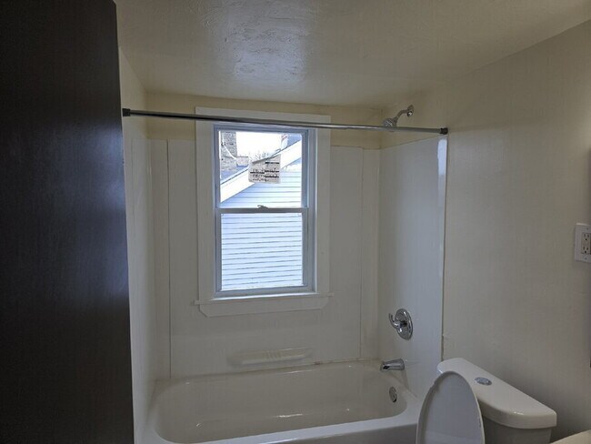 Building Photo - 1547 Hillcrest Rd