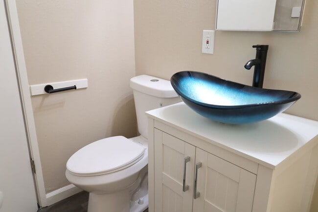 Building Photo - 442 W Moyer Ave