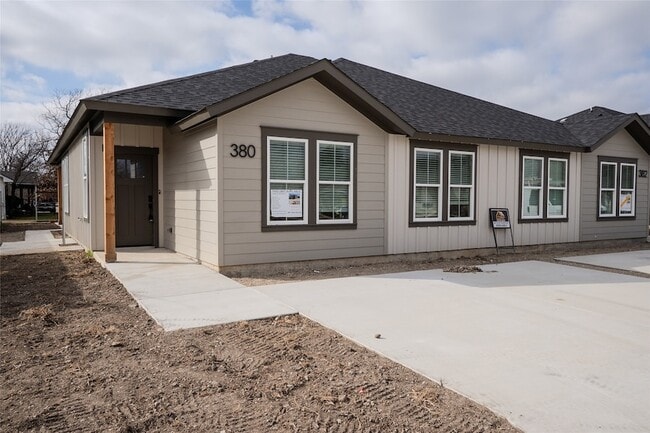 Building Photo - 380 N Dallas St