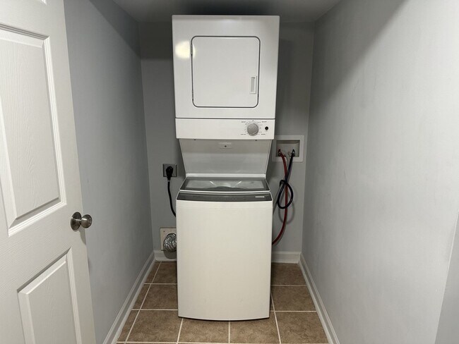 Building Photo - Nice Remodeled 1 bedroom apartment with ut...