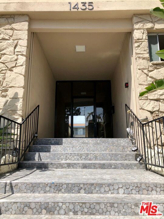 Building Photo - 1435 N Fairfax Ave