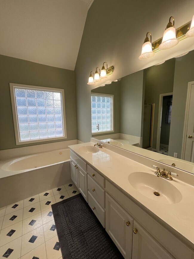 Building Photo - 3BR Home in Heartwood Place with large fen...