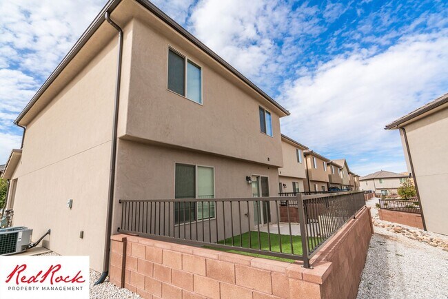 Building Photo - Adorable Stand Alone 4 Bedroom Corner Unit with Fully Fenced Backyard. Small Dogs Welcome.