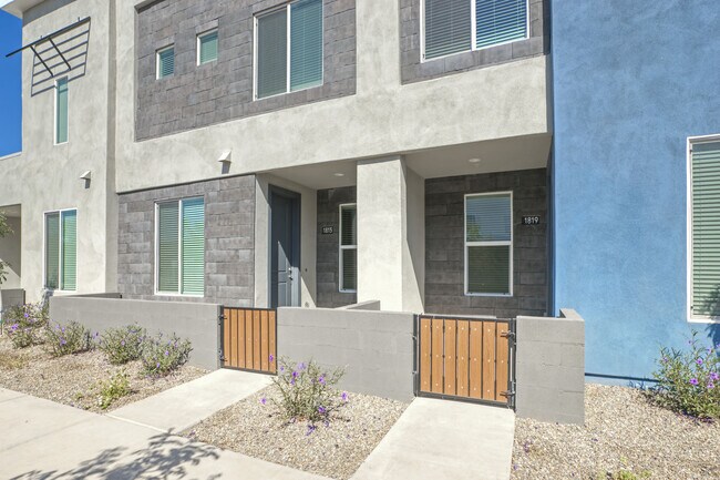 Building Photo - BB Living Val Vista