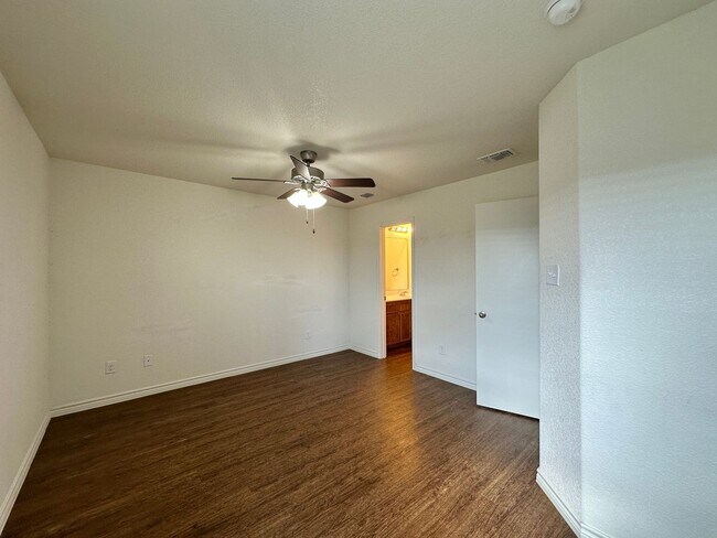 Building Photo - 901 Lasso Dr