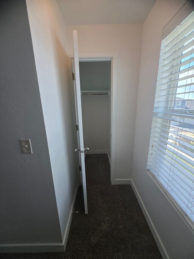 Building Photo - 3 Bed 2 Bath Townhouse for Rent!