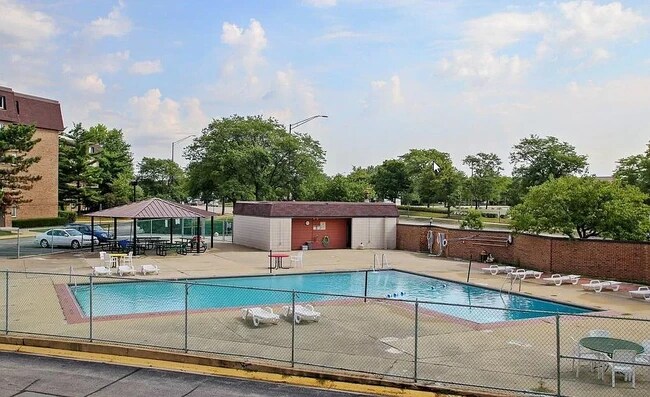 Building Photo - 220 S Roselle Rd