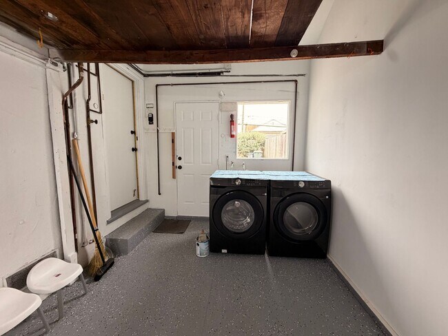 Building Photo - Spacious 4 Bedroom/2Bathroom Home in South San Francisco!