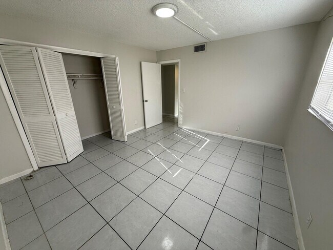 Building Photo - 3880 Woodside Dr