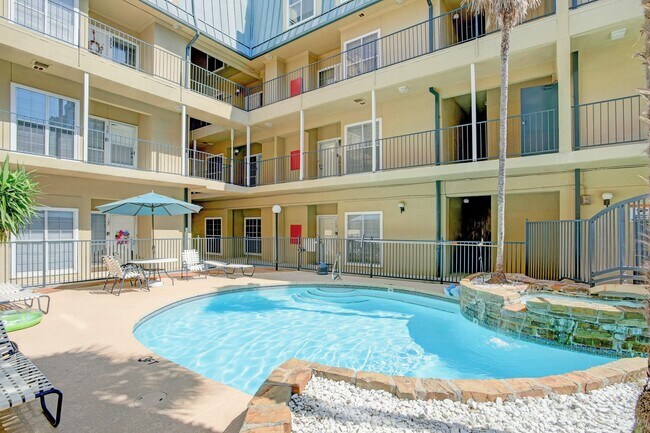 Primary Photo - 921 Marine Dr