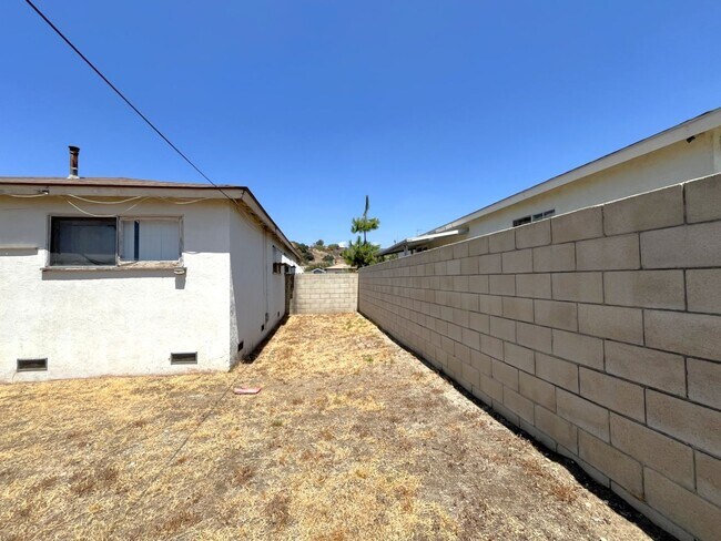 Building Photo - 1240 E Allen Ave