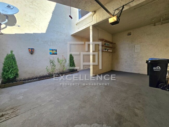 Building Photo - Spacious 2/2.5 Townhouse with 1 Car Garage...