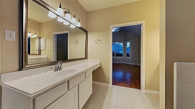 Building Photo - 2114 Winding Hollow Dr