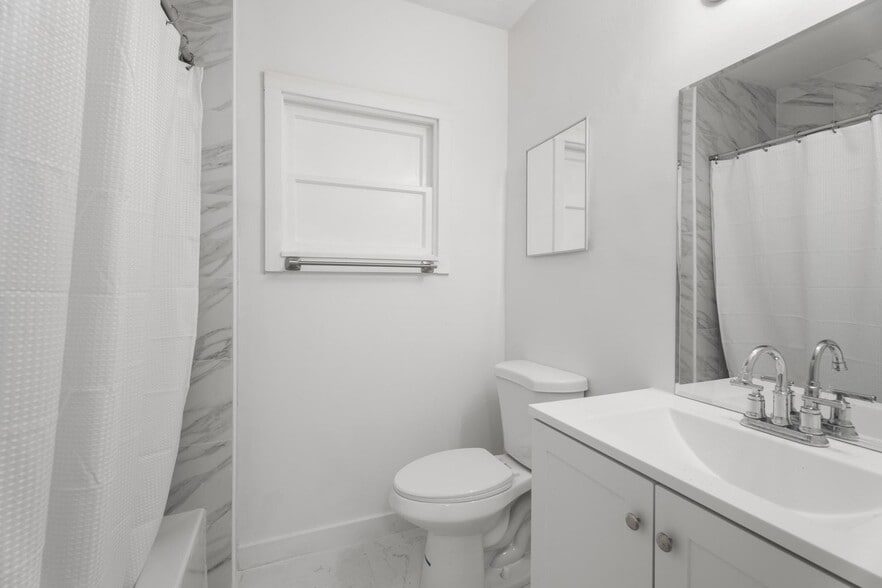 Building Photo - 4815 N Flagler Dr