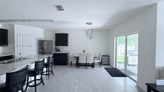 Building Photo - 2402 SE Gillette Ave