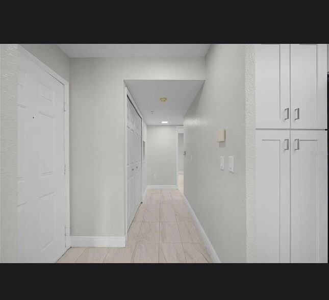 Building Photo - 13929 Fairway Island Dr