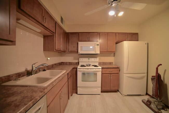 Building Photo - 1906 E Shorewood Blvd