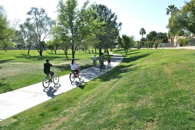 Building Photo - **MOVE IN SPECIAL***HALF OFF FIRST MONTHS RENT. UPSTAIRS 2 BEDROOM CONDO OVERLOOKING GREENBELT