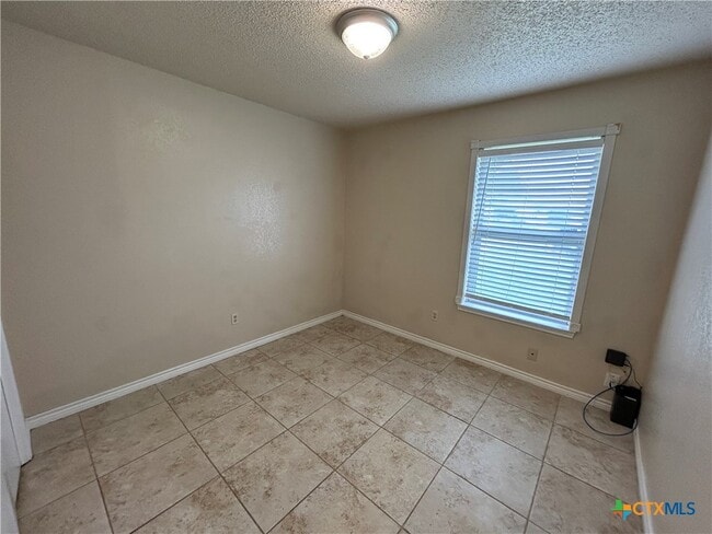 Building Photo - 1411 Opal Rd